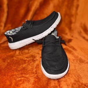 Women’s size 5 hey dudes